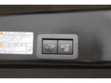 ドアが閉まった時にそのまま施錠もしてくれる予約ロック機能付きのパワーバックドア。荷物で手が塞がっている時に便利な機能です♪