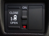運転席からもスライドドアをボタン操作でスピーディーに開閉できます!またスマートキーでも操作できるので便利です。
