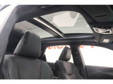 【パノラマサンルーフ】車内に採光を。明るく開放的な気持ちの良いドライブが楽しめます。チルトアップ機能を使うことで冬などでも寒さを感じずに換気をすることが可能です。