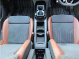セレクターがハンドル部にあるので、運転席と助手席の間はとてもシンプル!余計なもののない美しさ、、、!