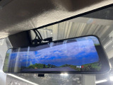 【デジタルインナーミラー】後席の大きな荷物や同乗者で後方が確認しづらい時でも安心!カメラが撮影した車両後方の映像をルームミラー内に表示。クリアな視界で状況の確認が可能です!