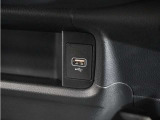 ◆USB接続端子◆スマホやiPodなどを接続して、いつもの音楽を車内でもお楽しみいただけます♪