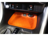 USB充電器や様々な電気製品の電源供給ポートとしてアクセサリーソケットを装備しています。手前には収納スペースとして使うのははもちろん、充電中のスマホなどの置き場にも便利なトレイも備えています。