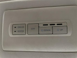 【 後席エアコン 】後席にもエアコンがついておりますので、車内全体を快適な温度に調節いただけます♪//