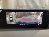 狭い場所での駐車やすれ違いなどでより的確な運転操作に役立つ360&deg;ビューモニターが装備されています。