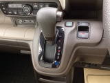 【eコンスイッチ】低燃費運転をサポートするECONモード。スイッチをONすると、エンジンやトランスミッション、A/Cなどを協調制御し、燃費の向上に貢献。エコドライブの効果を高めます。