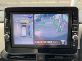 車両を上から見ているようなアラウンドビューモニターの映像をナビゲーション画面に映し出してくれるので、小さなお子様や障害物を確認できます。運転のしやすさはもちろん、事故防止にも役立ちます!