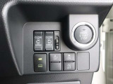 プッシュ式エンジンスターターが付いてますので、エンジンかけるのもワンタッチ。左右自動ドアボタンにTVキャンセラーの切替ボタンです。