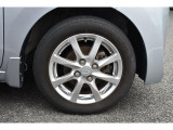 純正のアルミホイールは高い剛性を持ち、スバル車の走行安定性に貢献します。
