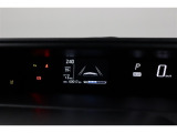 視線移動が少なく疲れにくいセンターメーター!ハイブリッドシステムインジケーターをはじめとしたお車の状態の情報を確認できます。