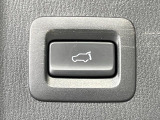 【パワーバックドア】スマートキーや運転席のボタンを押すだけでリアゲートが自動で開閉します!荷物を持っている時や、高い位置にあるバックドアを閉める際に便利な機能です♪