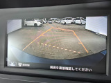 駐車時の安全確認をサポートするバックカメラも使用できます。インターナビで様々な情報を得ることもできます。