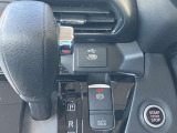 電動パーキングブレーキ装備!オートブレーキホールド機能もありますので、停車時ブレーキペダルから足を離してもブレーキ力を保持しているので動き出しません!(アクセルペダルを踏むと解除され発進します)