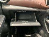 車検証入れになどにも使える便利な収納BOXあります。