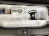 トランクボード下にはパンク修理キットが収まっています。小物スペースもあります。