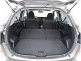 【トランクルーム】荷室の広さも十分です!シートアレンジでシートを畳めば長い荷物だって積めますね。シートアレンジの操作方法など、お気軽にご相談下さい。