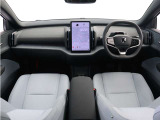 ドライバー・ディスプレイとセンターディスプレイを、12.3インチのタブレットに集約しました。運転操作に必要な情報とよく使う機能のコントロールボタンを、同一画面内にわかりやすく表示させることができます。