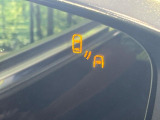 【ブラインドスポットモニタリング】走行中、ドアミラーの死角になりやすい箇所に後続車が接近するとサイドミラー付近に警告を表示、ドライバーに注意喚起をしてくれます。