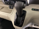 CVT車のセレクトレバーです。低速から高速まで、変速ショックのないスムーズな走りを実現するとともに、エンジン効率のよい領域を維持することで燃費にも貢献します。