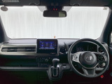 運転席と助手席の間はすっきり、移動も楽々です。さっと手が届く位置にATセレクトレバーやエアコンスイッチなどがあり操作性に優れています
