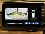 リバースギアに入れるだけで後方の表示へ切り替わります。夜間や雨の日の駐車も楽になりますよ。