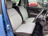 【ベンチシート】運転席と助手席の移動もスムーズ!狭い駐車場での乗り降りや、お子様の乗り降りにも便利です。座席の間にコンソールボックスやドリンクホルダーがないため、車内空間が広く感じます。