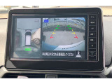 アラウンドビューモニターです。4つのカメラからの映像を合成・処理することで空から見下ろすような視点で周囲を確認でき、駐車時のクルマの位置確認がスムーズになります。