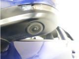 ■助手席側ドアミラーにはサイドビューカメラを装備。ドライバーの死角となりやすい車体左下側がきちんと確認できるので、幅寄せや狭い道でのすれ違いなどに効果を発揮します。
