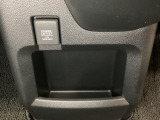 アクセサリーソケットはUSBのアダプターなどをつければ、スマホの充電にも使えます。周辺には物が置けるボックスがついています。