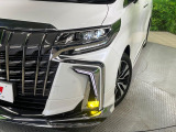 【LEDヘッドライト】悪天候や夜間走行時も良好な視界を確保し安心して運転できる高輝度LEDヘッドライトを装備!点灯速度が早く、消費電力も抑えられています。