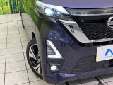【LEDヘッドライト】悪天候や夜間走行時も良好な視界を確保し安心して運転できる高輝度LEDヘッドライトを装備!点灯速度が早く、消費電力も抑えられています。