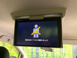 【フリップダウンモニター】大画面モニターで後席でもエンタメをお楽しみいただけます。小さなお子様にも大人気の装備です♪