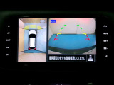 アラウンドモニター 白線や駐車車両をナビ及びルームミラーに表示 駐車している車両との位置関係も一目で分かって安心です