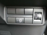 アイドリングストップは信号待ちなどの停車時にエンジンを自動的にストップさせてガソリン消費をセーブ。ブレーキを離す、またはステアリングを動かすと再始動。写真のメインスイッチでOFFにもできます。