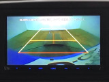 【バックカメラ】運転が苦手な方も車庫入れラクラクです!ギアをリバースに入れれば自動的に切り換わりますので、面倒な操作は不要です♪狭い駐車場もお車を傷つけず安心ですね!