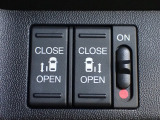 運転席からもスライドドアをボタン操作でスピーディーに開閉できます!またスマートキーでも操作できるので便利です。