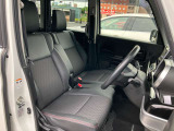 運転席は、手動での高さ調整ができます