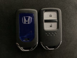 スマートキーを装備しています。鍵を差し込むことなくドアロックの開け閉めと、スタートボタン操作でのエンジンスタートができます。スペアキーも同じものを用意しております。