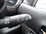 オートライト機能が装備されており暗い場所に入ると車両が検知しライトのON・OFFを自動的に切り替えてくれますので非常に便利な装備です♪
