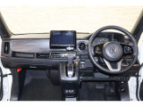 操作性に優れた運転席となります!小物入れや各ボタンの配置にこだわり、使いやすいです!座り心地もよく視認性も良好なのでロングドライブもお任せ下さい!