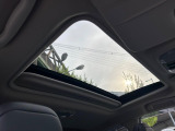 【サンルーフ】開放感たっぷりの希少装備、サンルーフが装着されています!車内に明かりを取り入れたり景色を楽しむ以外にも、車内の空気も簡単に換気できて快適です!