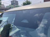 フロントガラスの上部には衝突軽減ブレーキの装置も付いており、より安全に運転を楽しんでいただくことができます。