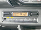 【オートエアコン】一度お好みの温度に設定すれば、車内の温度を検知し風量や温度を自動で調整。暑い&hellip;寒い&hellip;と何度もスイッチ操作をする必要はありません。快適な車内空間には必須の機能ですね♪