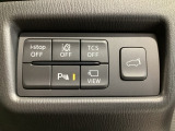 運転席脇のクラスタースイッチ部分にはカメラ切り替えスイッチ、パーキングセンサー、その他走行系スイッチを集中配置しております。
