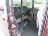 【チップアップ&ダイブダウン機構付きスライドリアシート】後部座席は多彩なシートアレンジが可能!座席の跳ね上げ機能のほか、前席との距離や荷室長を左右席で別々に調節できるようになっています。
