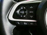 ステアリングには、オーディオコントロールスイッチが付いて手元で操作ができます。