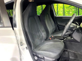 運転席まわりには十分なスペースがあり、大柄な方でもゆったり運転していただける環境です。