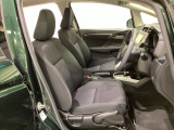 広い足元にゆったり座れるシートには肘掛けも装備しており長距離の運転でも疲れにくくなってます。女性でも運転がしやすいように、シートの高さ調整機能(シートリフター)がついています。