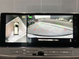 クルマを空から見たような映像が映る、アラウンドビューモニターで、車両周辺の安全確認も一目できます!小さなお子様や障害物も確認できるので、運転のしやすさだけでなく事故防止にも役立ち安心して駐車できます♪