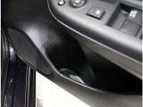 ドアの内張はペットボトルも入るポケット付きです